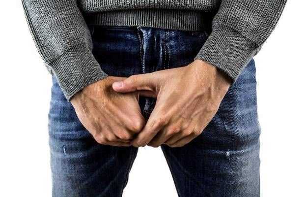 az urethritis befolyásolja az erekciót lógó férfi péniszét